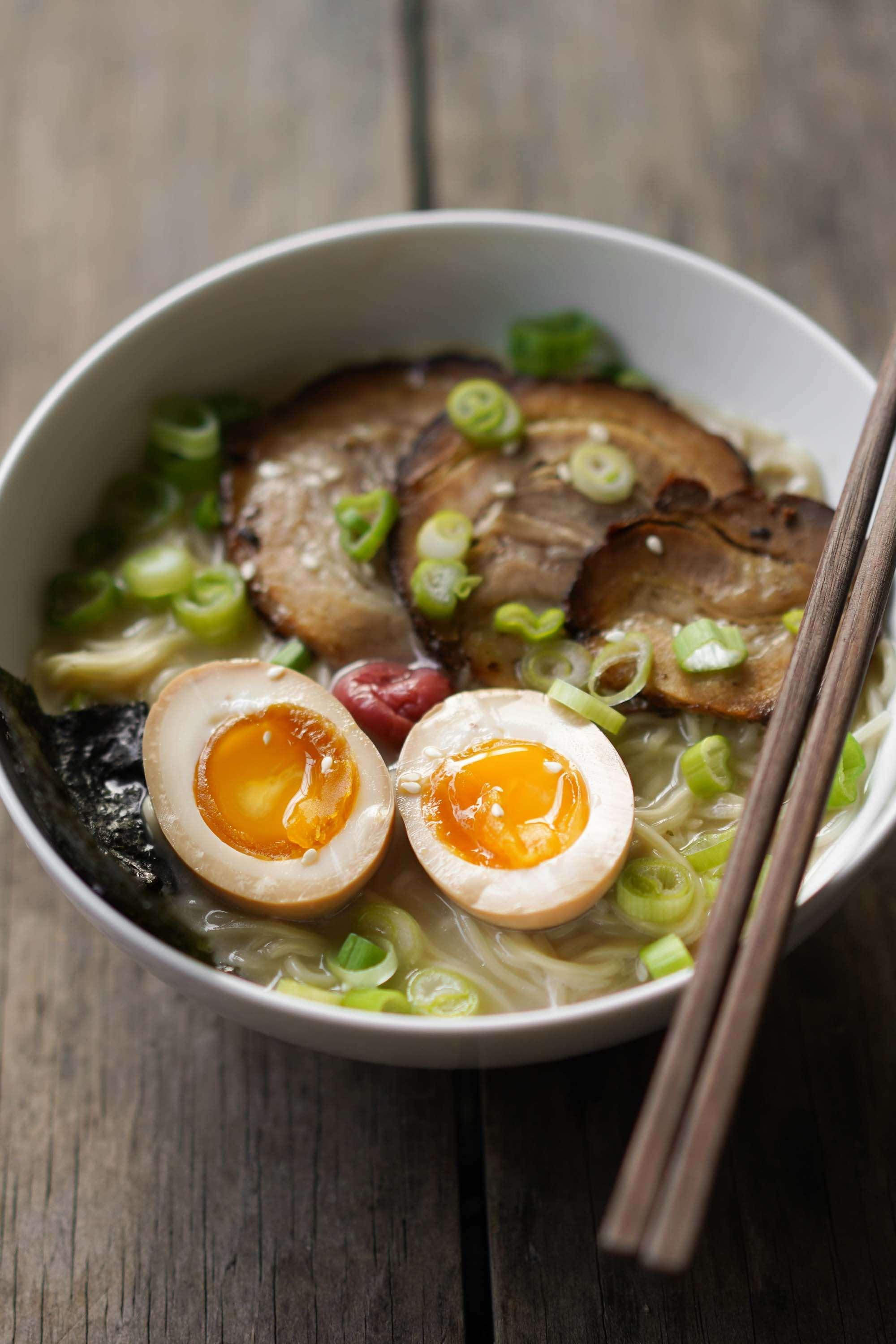 Ramen con huevo marinado